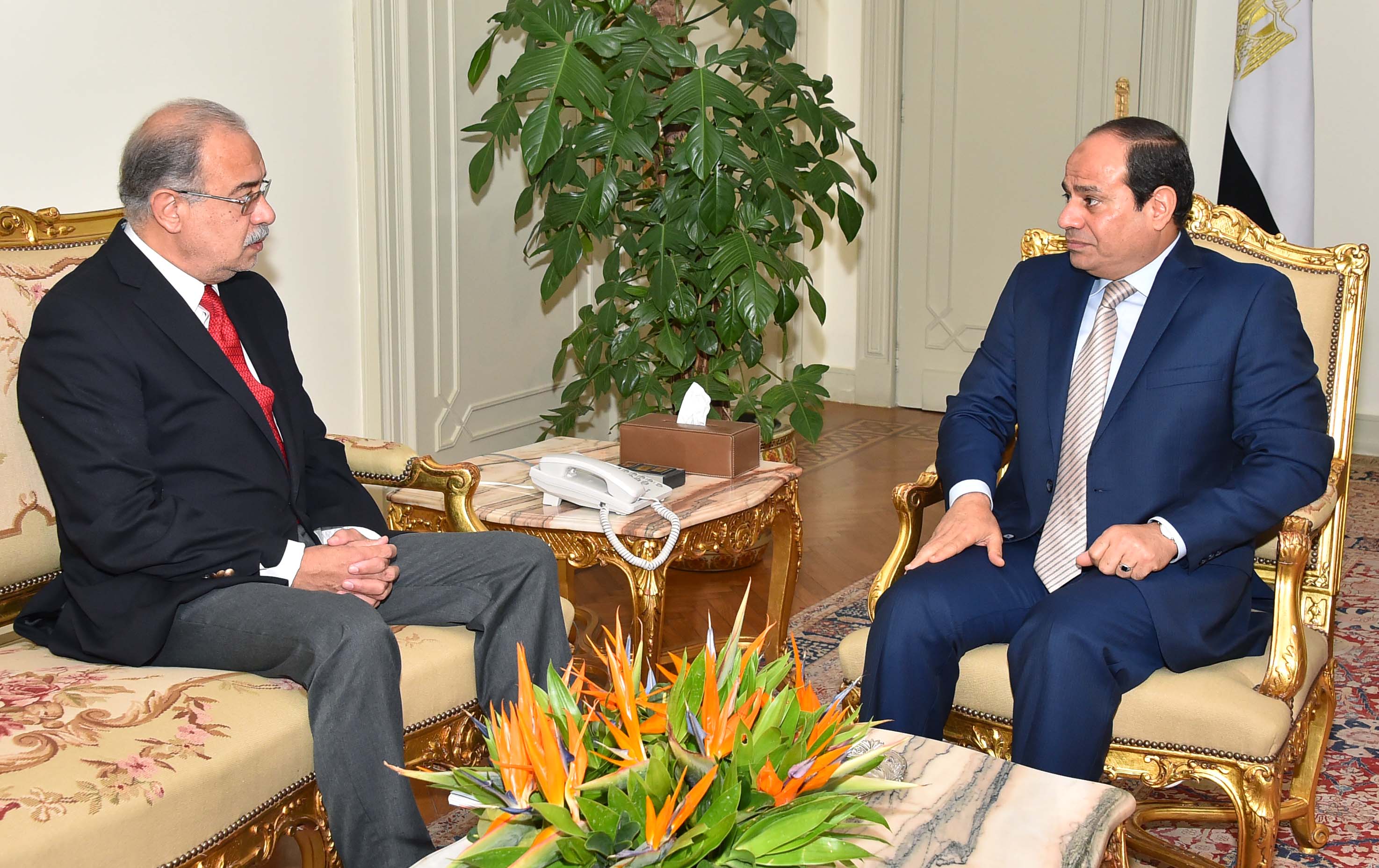 صور استقبال الرئيس للمهندس شريف إسماعيل