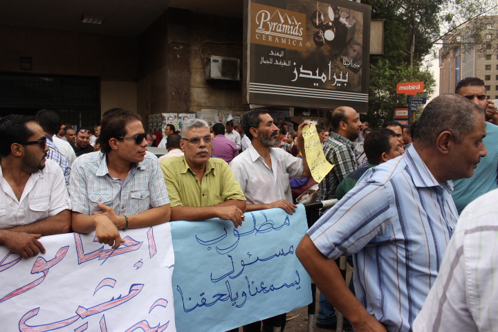 معتصمو “الأوقاف” يرفضون دخول أعضاء مجلس الإدارة