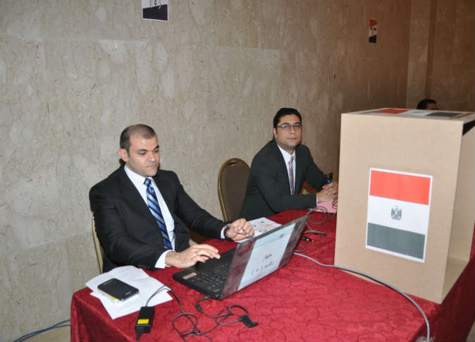 “الاتصالات” تستعين بـ 500 قارئ إلكتروني لتصويت «المصريين بالخارج» في الانتخابات