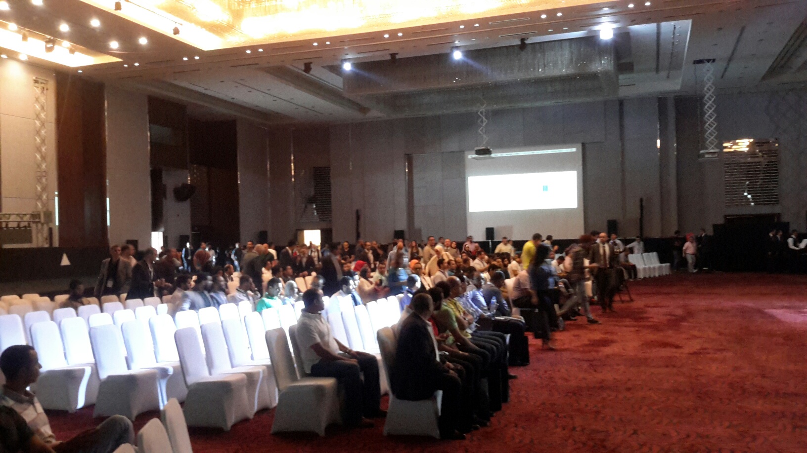 بالصور.. بدء فاعليات مؤتمر “منى تووك” لقواعد الاستثمار