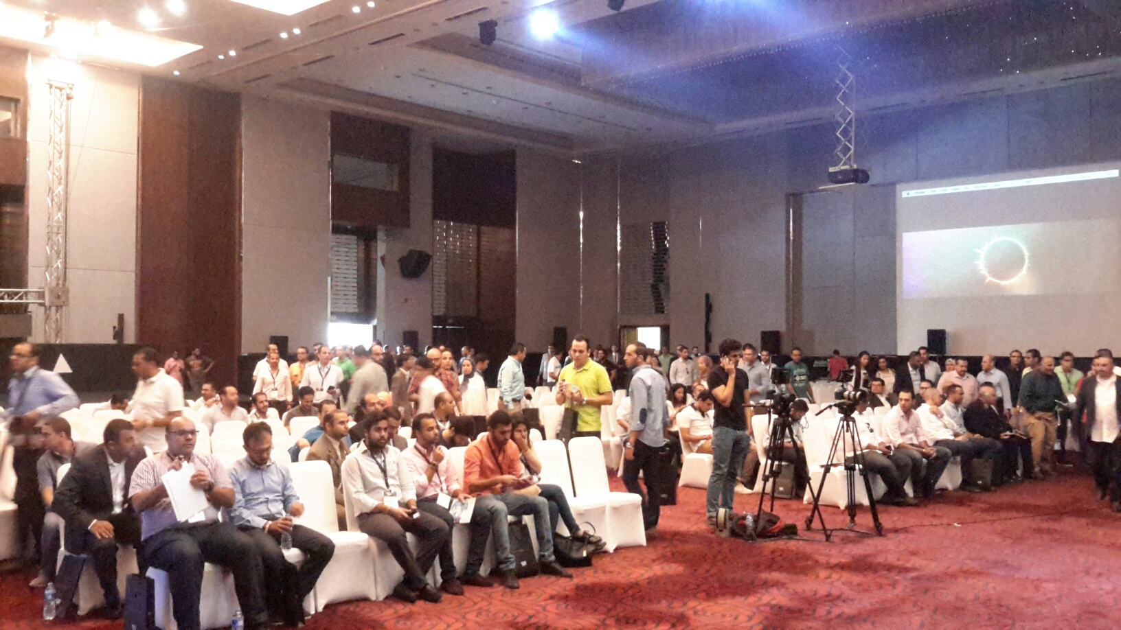 بالصور.. بدء فاعليات مؤتمر “منى تووك” لقواعد الاستثمار