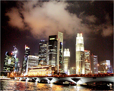 “المركزي السنغافوري” يخفف السياسة النقدية