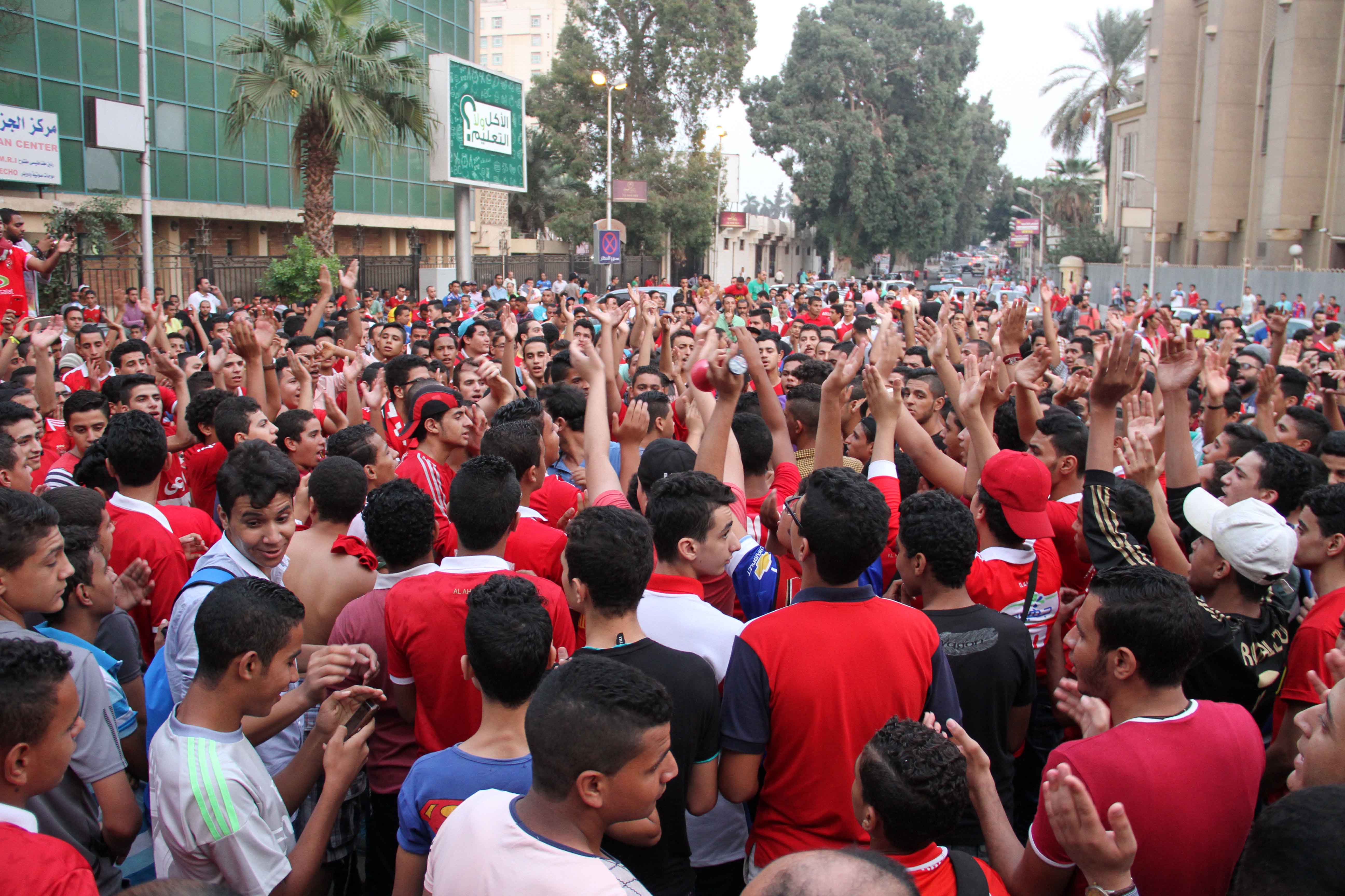 بالصور ..وقفة جماهير الاهلي للمطالبة برحيل محمود طاهر من رئاسة النادي الاهلي