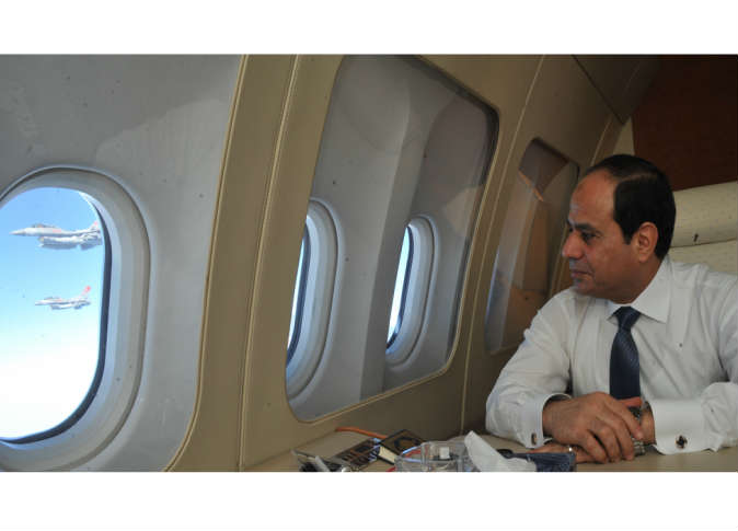 “السيسي” يعدّل قانون ضريبة تذاكر الطيران بعد 17 عاماً من قانون “مبارك”