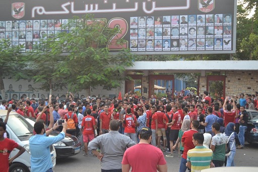 جماهير الأهلى تهتف ضد مجلس طاهر