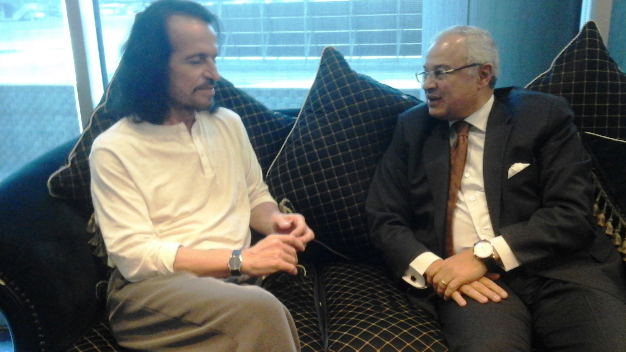 وزير السياحة يستقبل الموسيقار العالمى “يانى” بمطار القاهرة