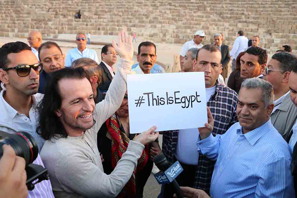 بالصور الموسيقار العالمى ياني يزور منطقة الاهرامات