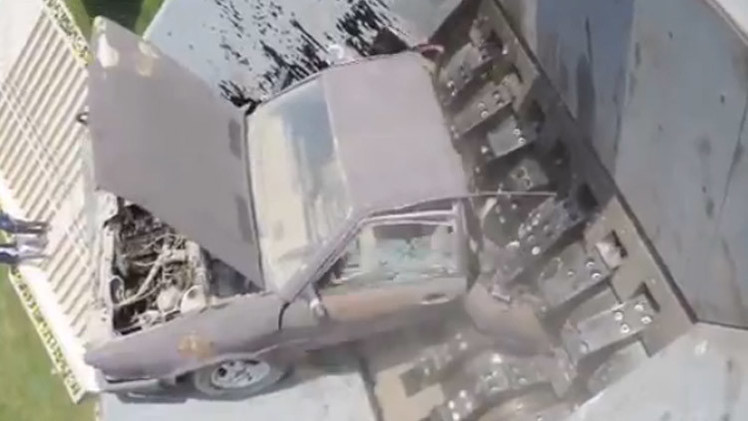 شاهد بالفيديو.. جهاز يلتهم السيارات خلال 10 ثوان