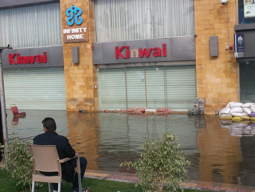 بالصور.. أصحاب المحال والورش بعزبة “نادي الصيد” بالاسكندرية يستغيثون لغرق بضائعهم