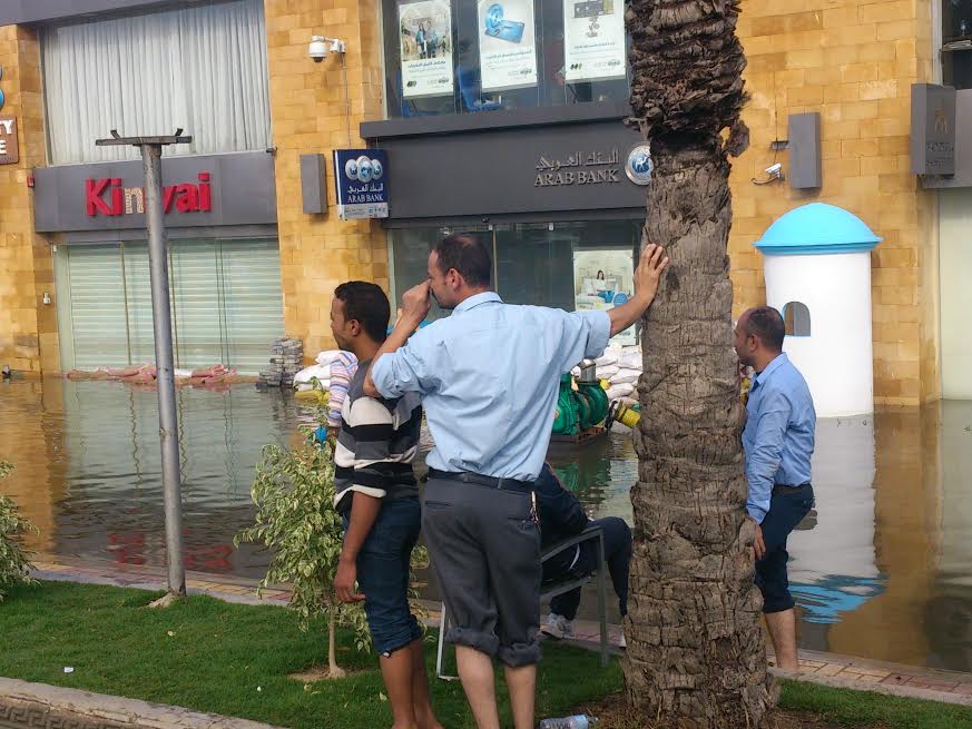 بالصور.. أصحاب المحال والورش بعزبة “نادي الصيد” بالاسكندرية يستغيثون لغرق بضائعهم