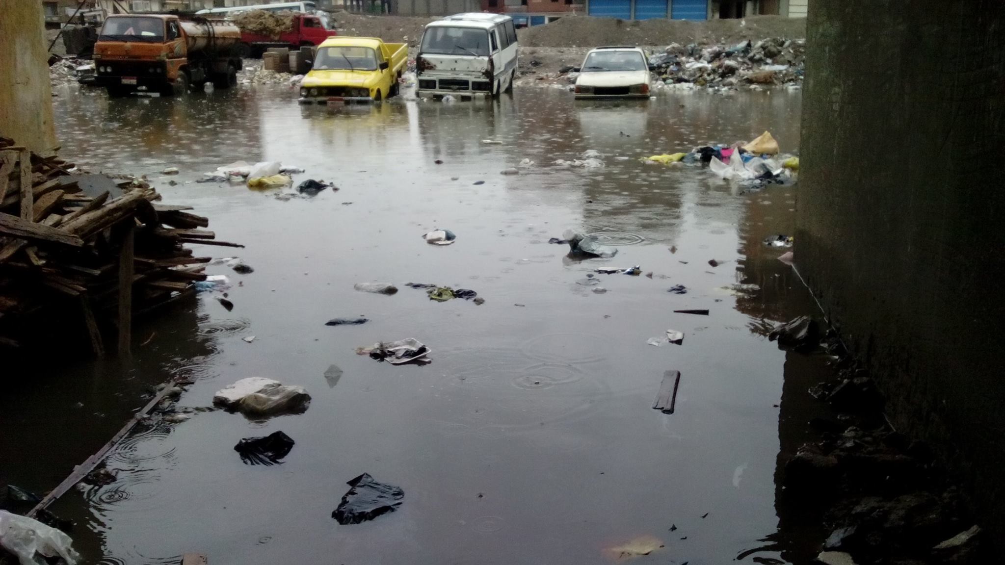 بالصور.. منطقة”الزوايدة” بالإسكندرية تغرقها مياه الأمطار.. وأبراج الكهرباء تحاصر الأهالي