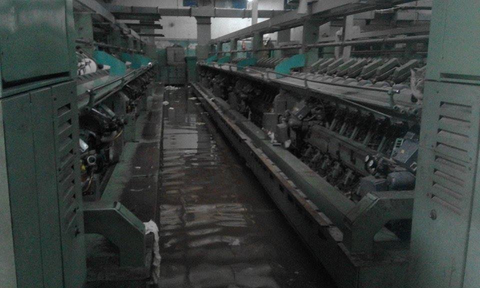 بالصورة عمال “غزل كفر الدوار” يستغيثون بالمحافظ لوصول مياه الأمطار للمصانع