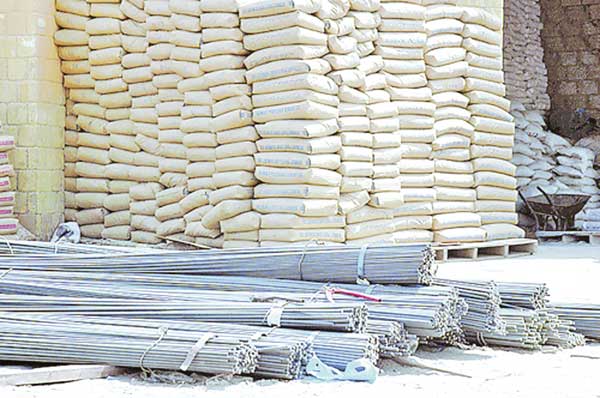 ارتفاع الأسعار والسيول يضربان مبيعات مواد البناء