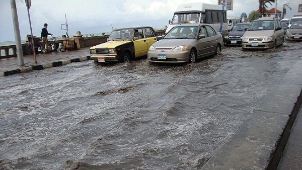 النقل: انتظام الحركة بطريق القاهرة ـ الإسكندرية الصحراوى بعد إزالة آثار السيول