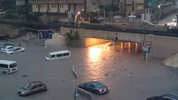 بالصور: السيول تتسبب في شلل بطرق الاسكندرية الرئيسية و غرق الأنفاق