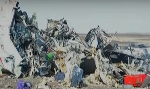 بالفيديو.. اللقطات الأولى لحطام الطائرة الروسية في سيناء