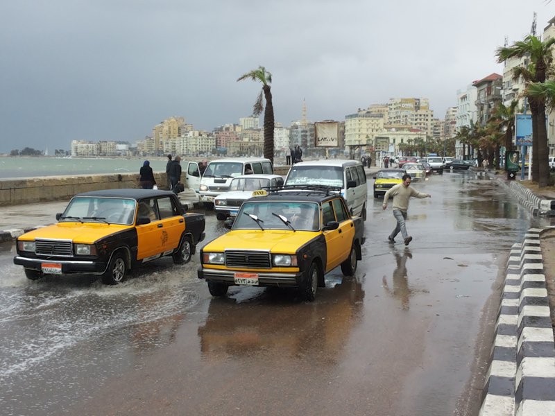 تكدس مروري بشوارع الاسكندرية مع بداية نوة جديدة