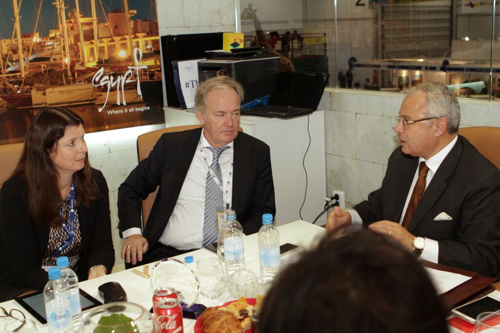 بالصور ..”زعزوع” يلتقى شركات السياحة الاجنبية بالجناح المصرى بمعرض WTM