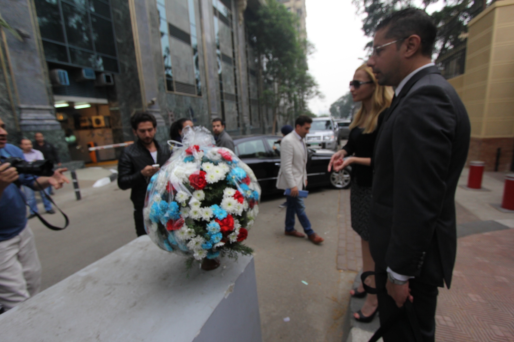 تقديم واجب العزاء من المصرين فى السفارة الفرنسية فى ضحايا ة الانفجار الارهابى بباريس