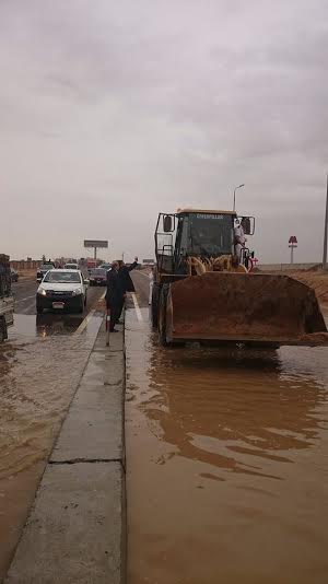 “القوات المسلحة” تتدخل لتسيير طريق الاسكندرية الصحراوى المعطل بسبب الامطار