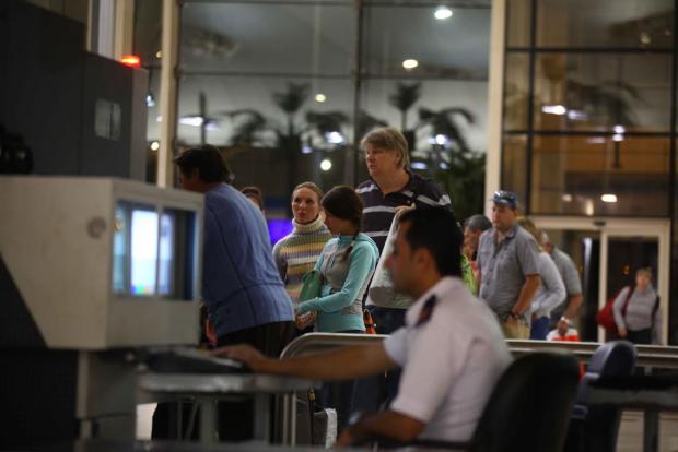 “البورصة” ترصد خلع الأحذية والأحزمة والساعات بمطار شرم الشيخ