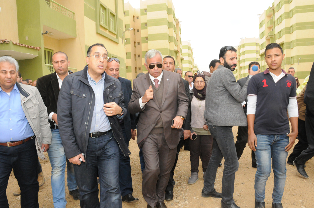 وزير الإسكان ومحافظ السويس يتفقدان وحدات الإسكان الاجتماعي بعتاقة