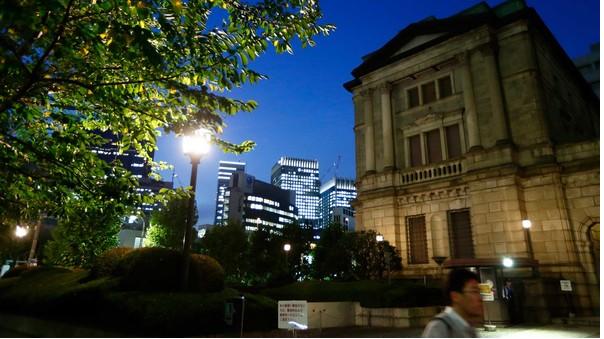 البنك المركزي الياباني يُمدِد برنامج شراء السندات لتحفيز الاقتصاد