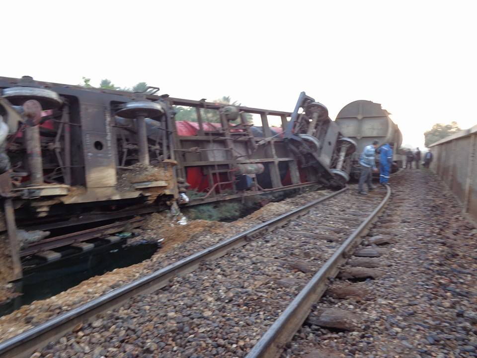 هيئة السكة الحديد تواصل رفع اثار حادثة قطار بضائع السويس