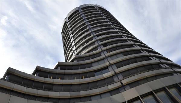 بنك التسويات الدولية يطالب البنوك المركزية بتشديد السياسة النقدية