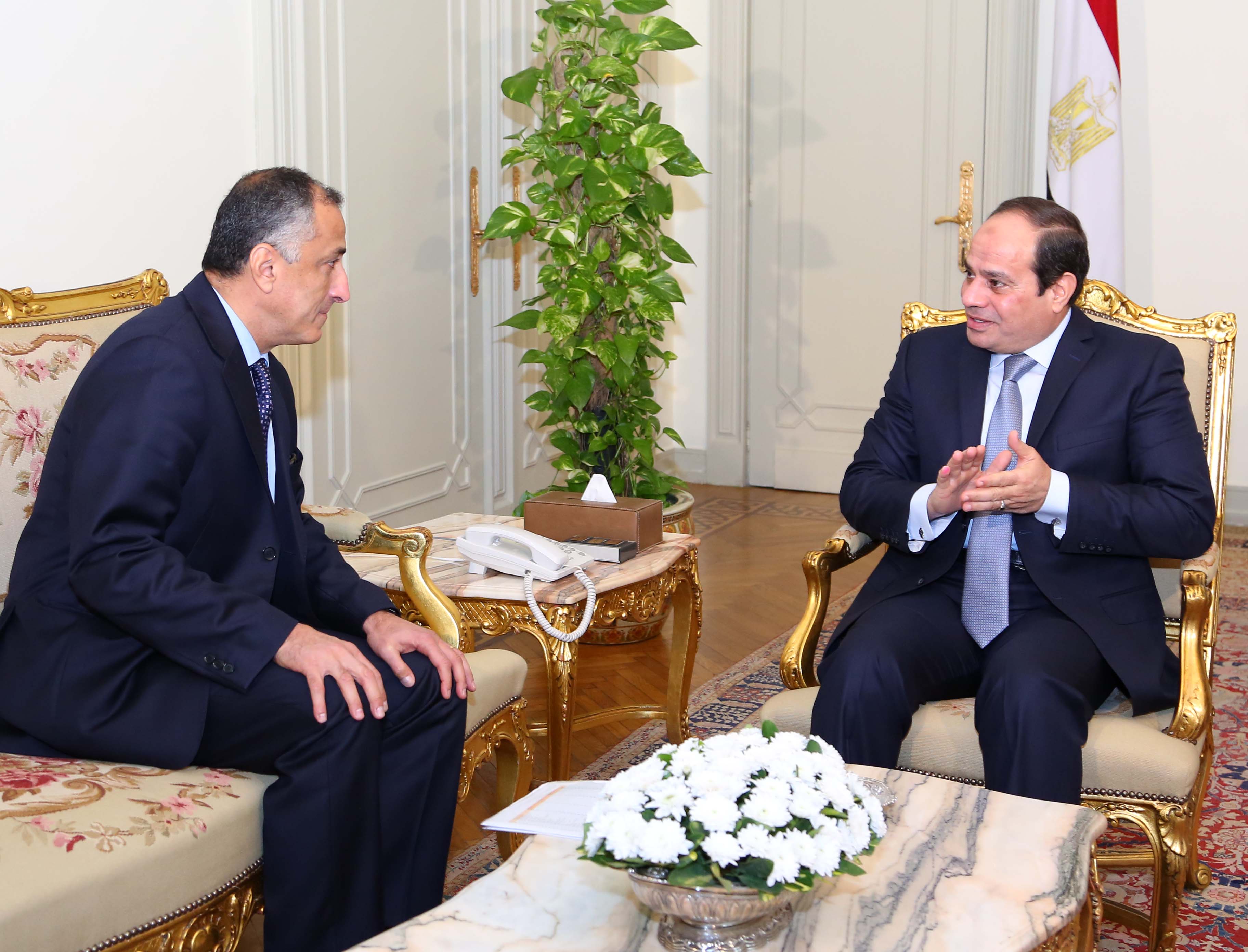 صورة ارشيفية : الرئيس السيسى خلال اجتماعه بمحافظ البنك المركزى طارق عامر