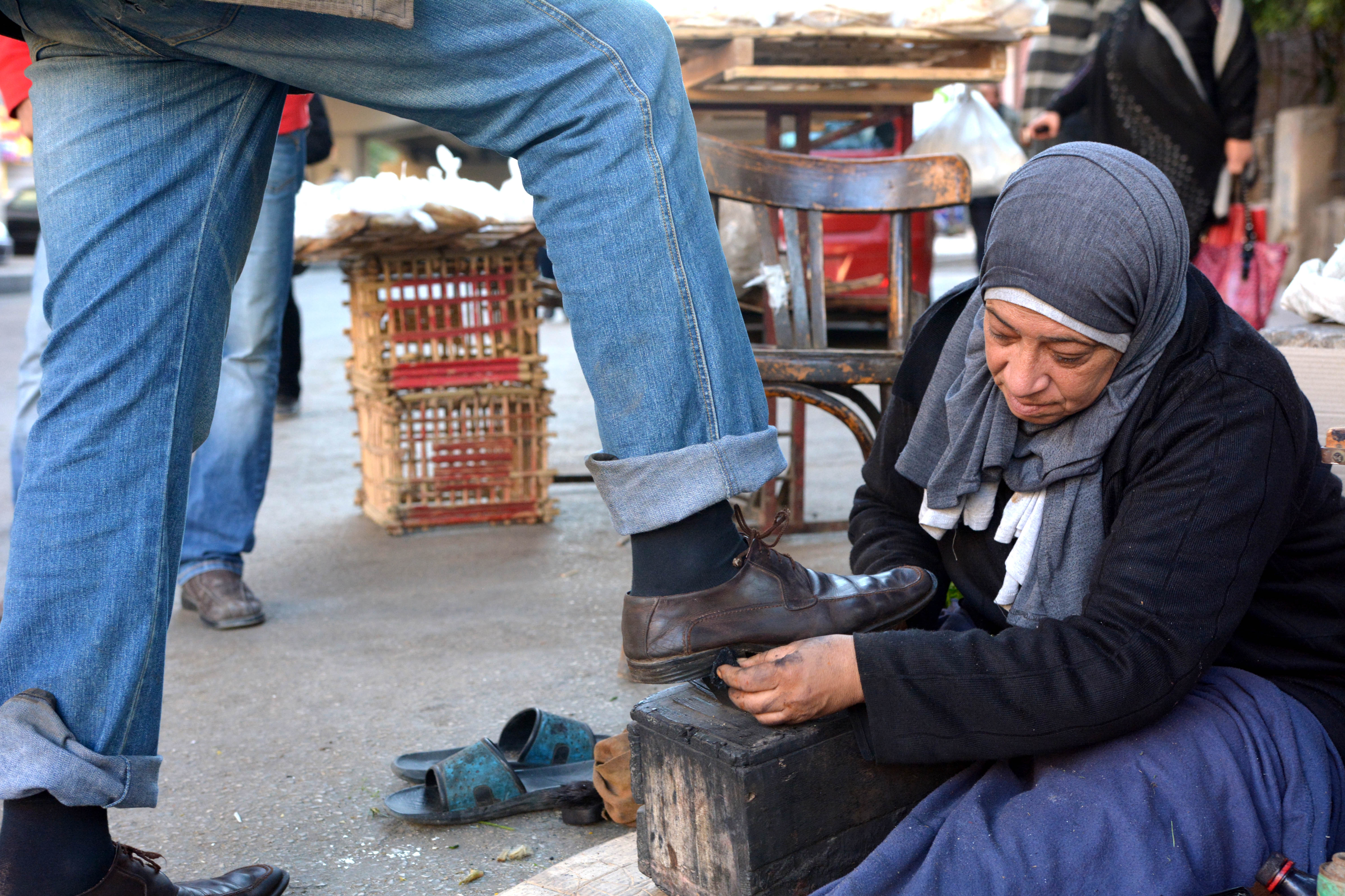 الأم المثالية "ماسحة الأحذية"