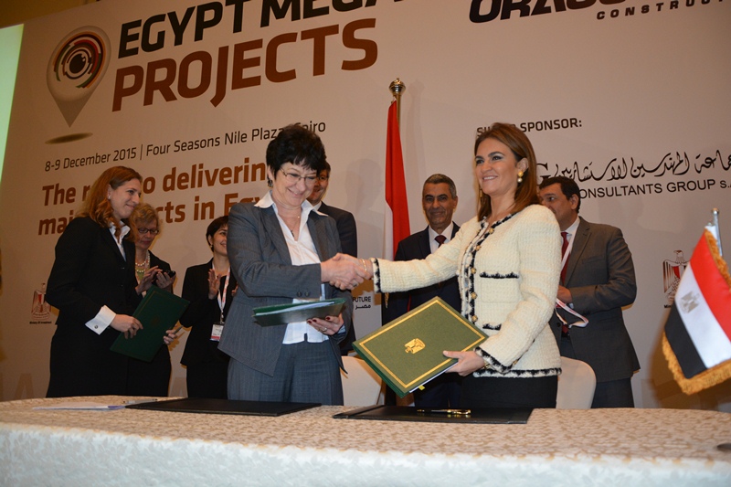 سحر نصر توقع إتفاقية تمويل قطارات الخط الثاني للمترو مع البنك الأوروبي لإعادة الإعمار