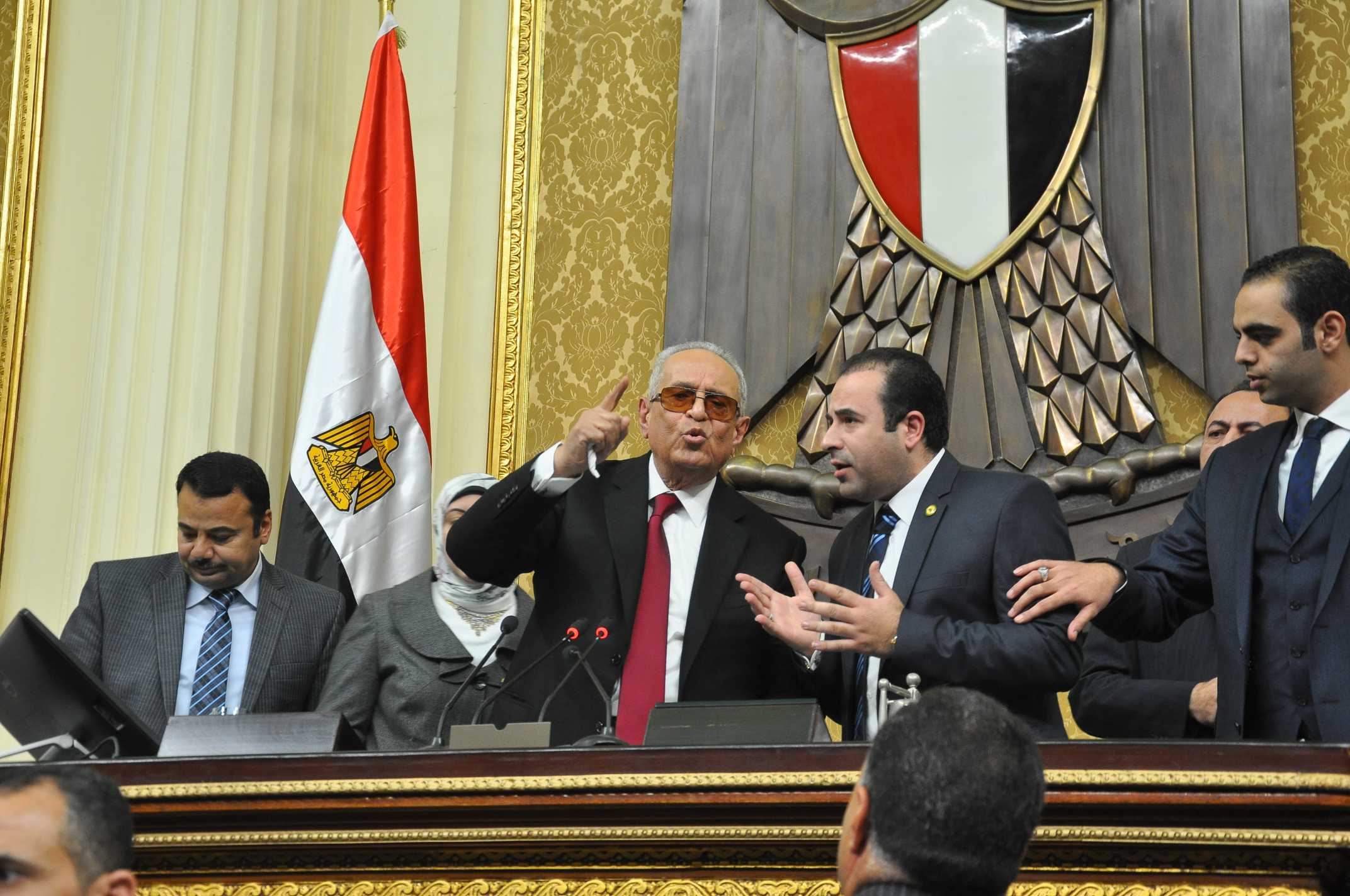 بالصور .. مشادة بين النواب في أولي جلسات البرلمان