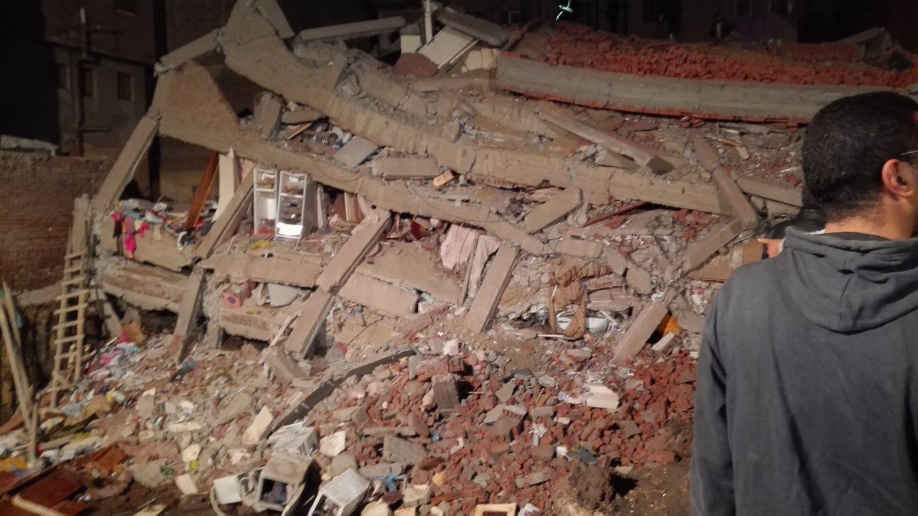 بالصور.. انهيار عقار مكون من 6 طوابق بالشرقية