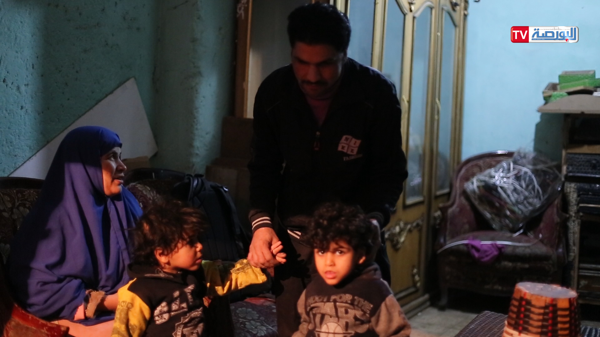 زوجين مكفوفين يرعيان توءمهما