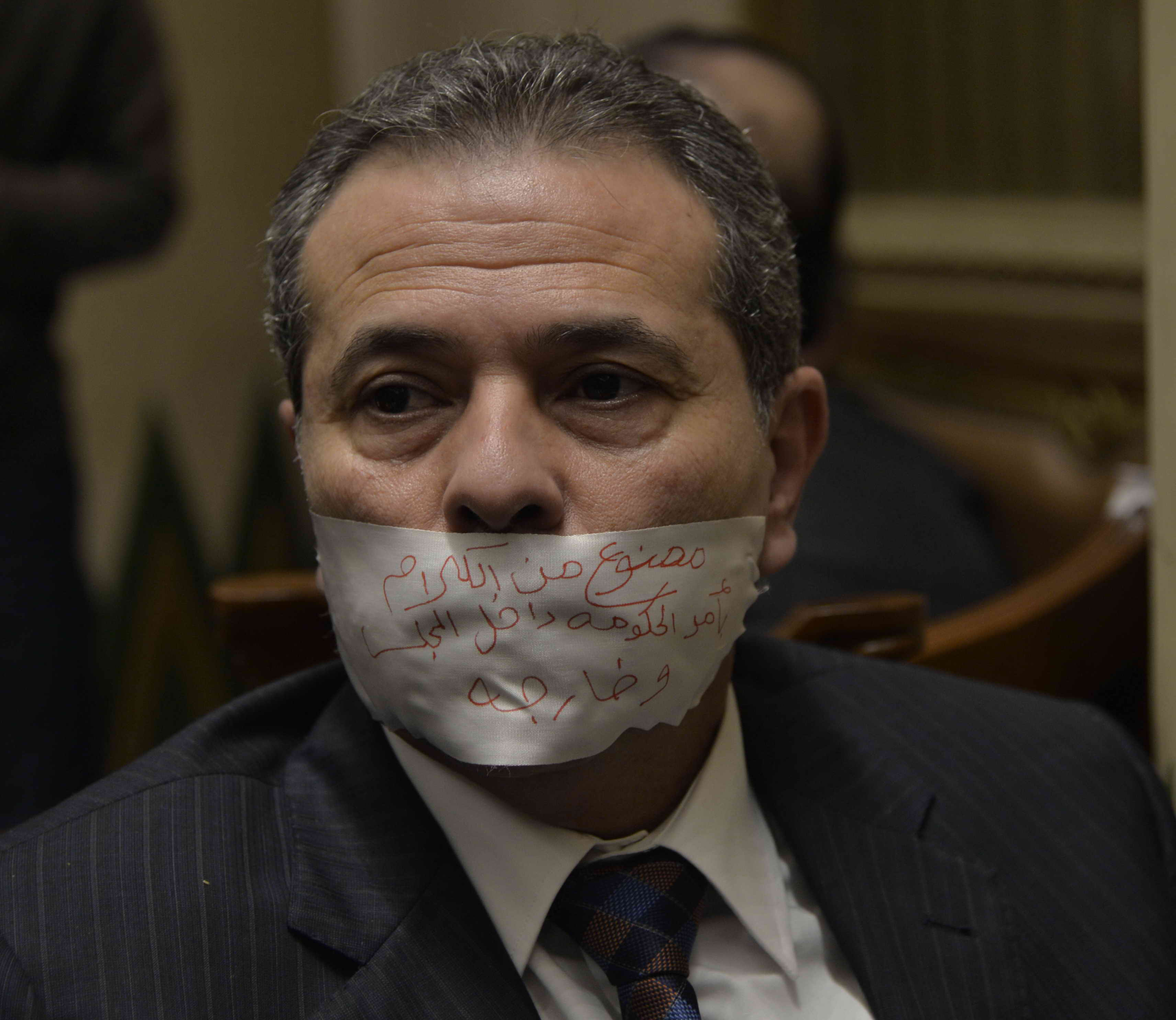 بالصور : توفيق عكاشة معتصم ويكمم فمه بلاصق