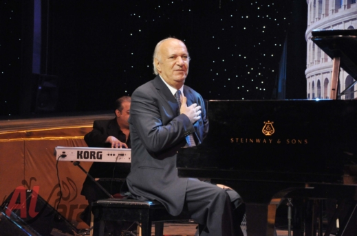 عمر خيرت يقيم حفلاً لصالح مرضى السرطان بمستشفى بهية