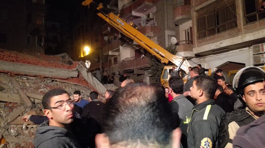 بالصور.. انهيار عقار مكون من 6 طوابق بالشرقية