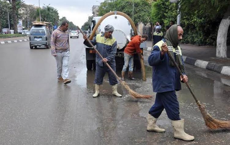 الجيزة تدفع بسيارات لشفط الأمطار من الشوارع