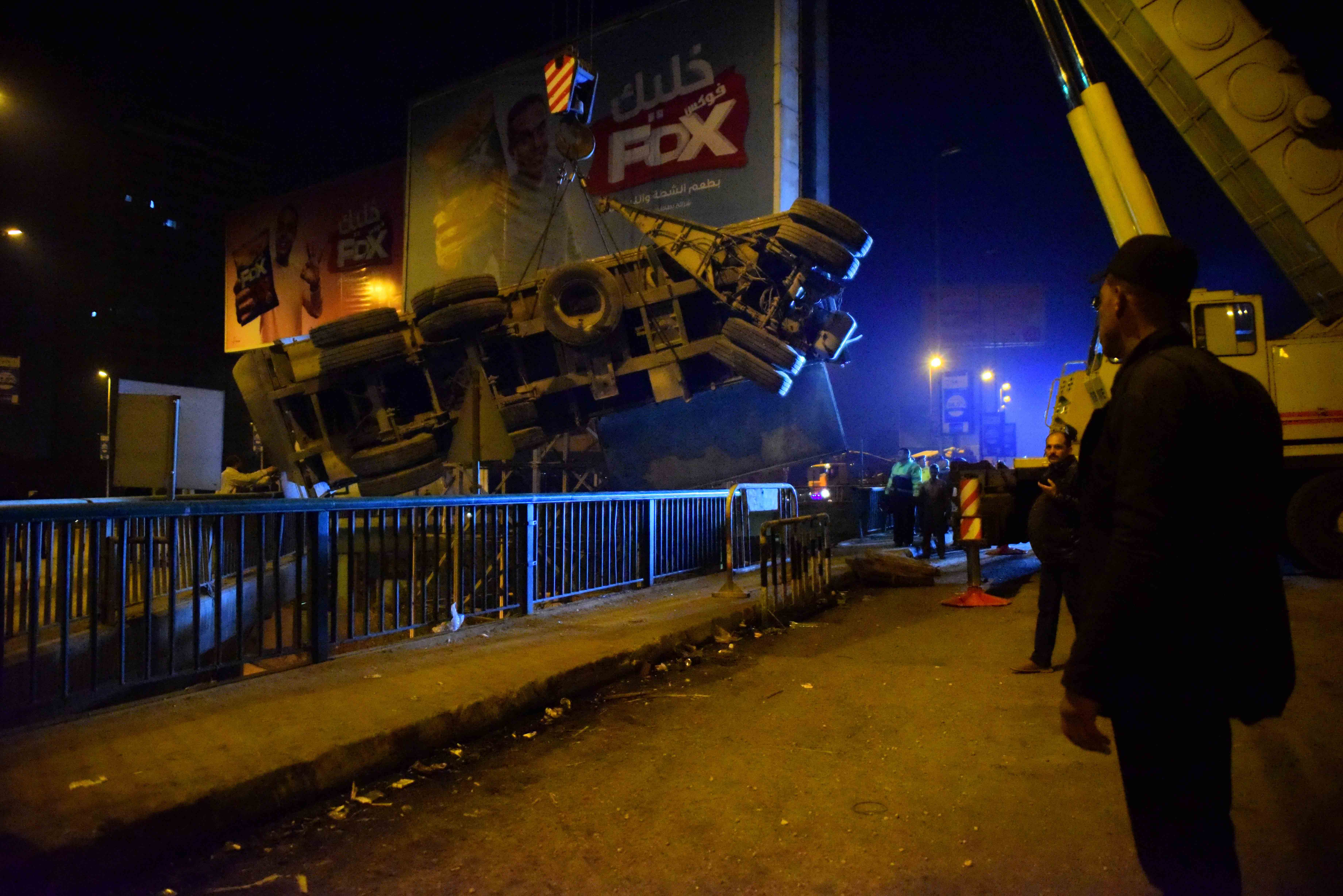 لحظة انتشال مقطورة سقطت من أعلى كوبرى المنيب