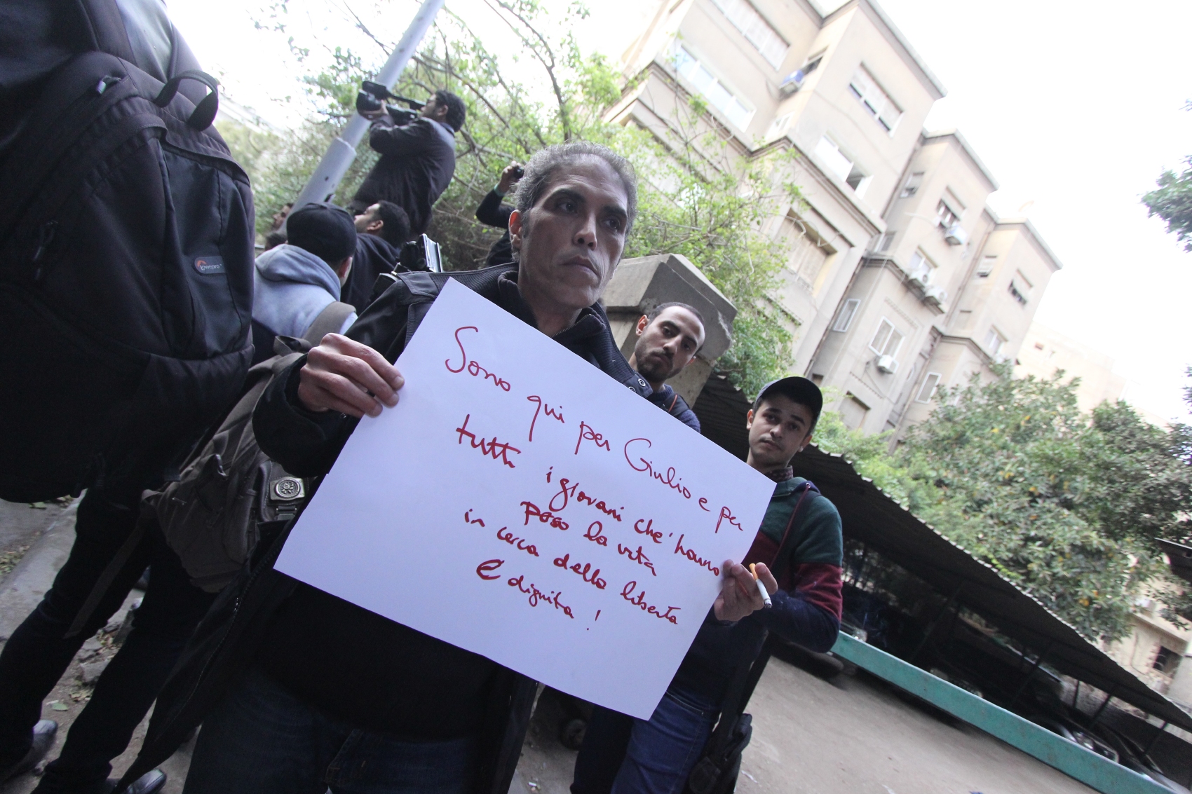 وقفة احتجاجية امام السفارة الايطالية تنديدا بمقتل “ريجيني”