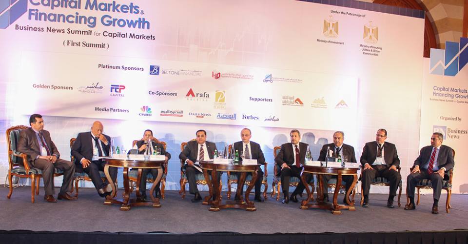بالصور: منصة الجلسة الأولى من مؤتمر أسواق المال