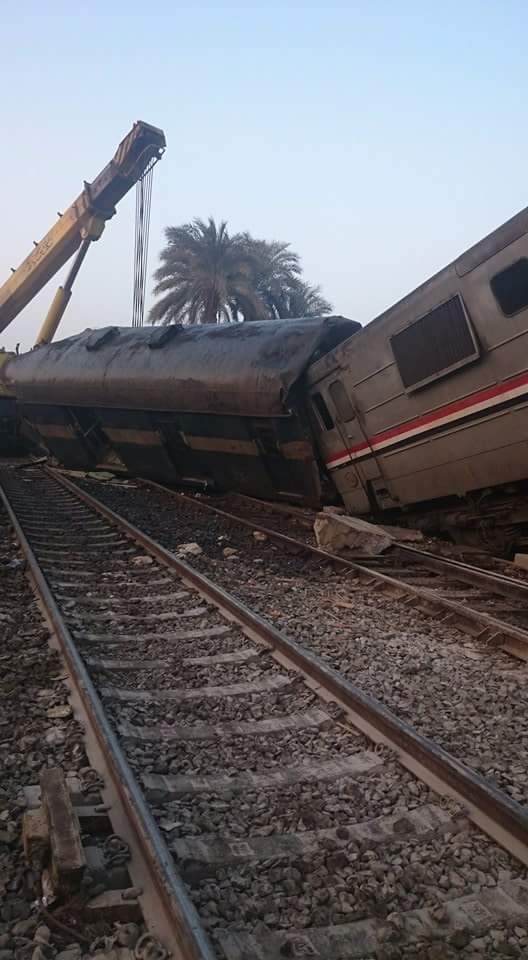 بالصور.. حادثة انقلاب قطار بنى سويف
