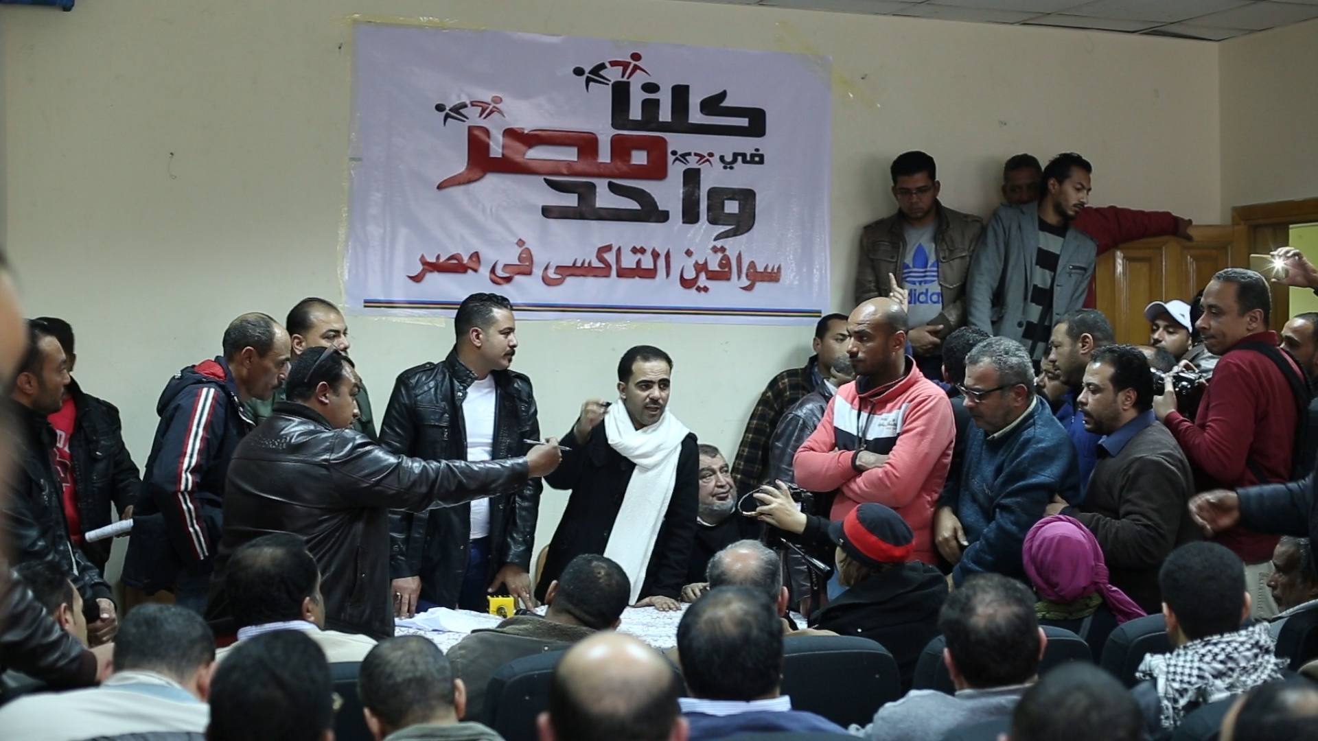 بالصور.. سائقو التاكسى الابيض يعرضون مطالبهم من الدولة بشأن مشروع احلال التاكسى