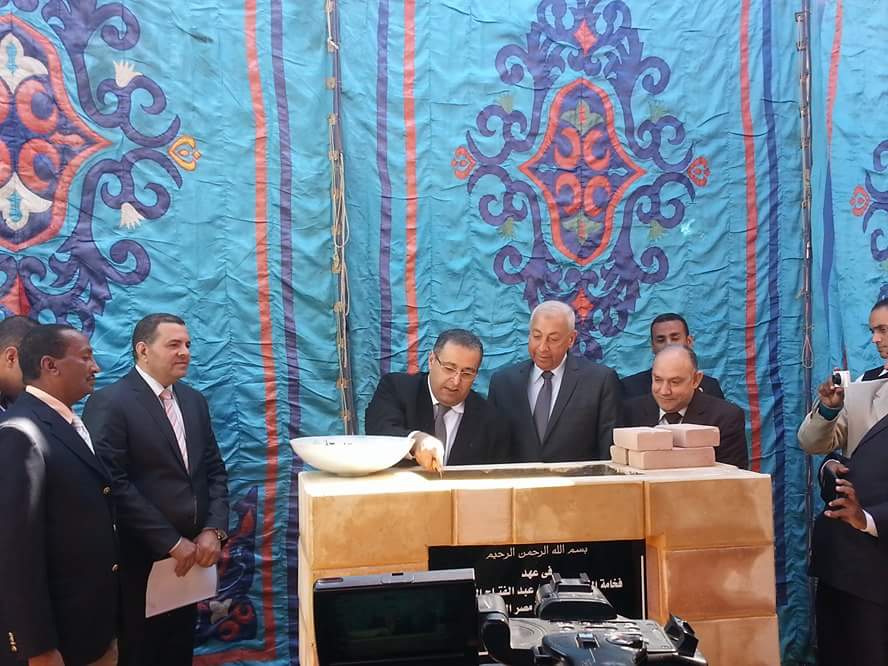 أشرف سالمان يضع حجر الأساس