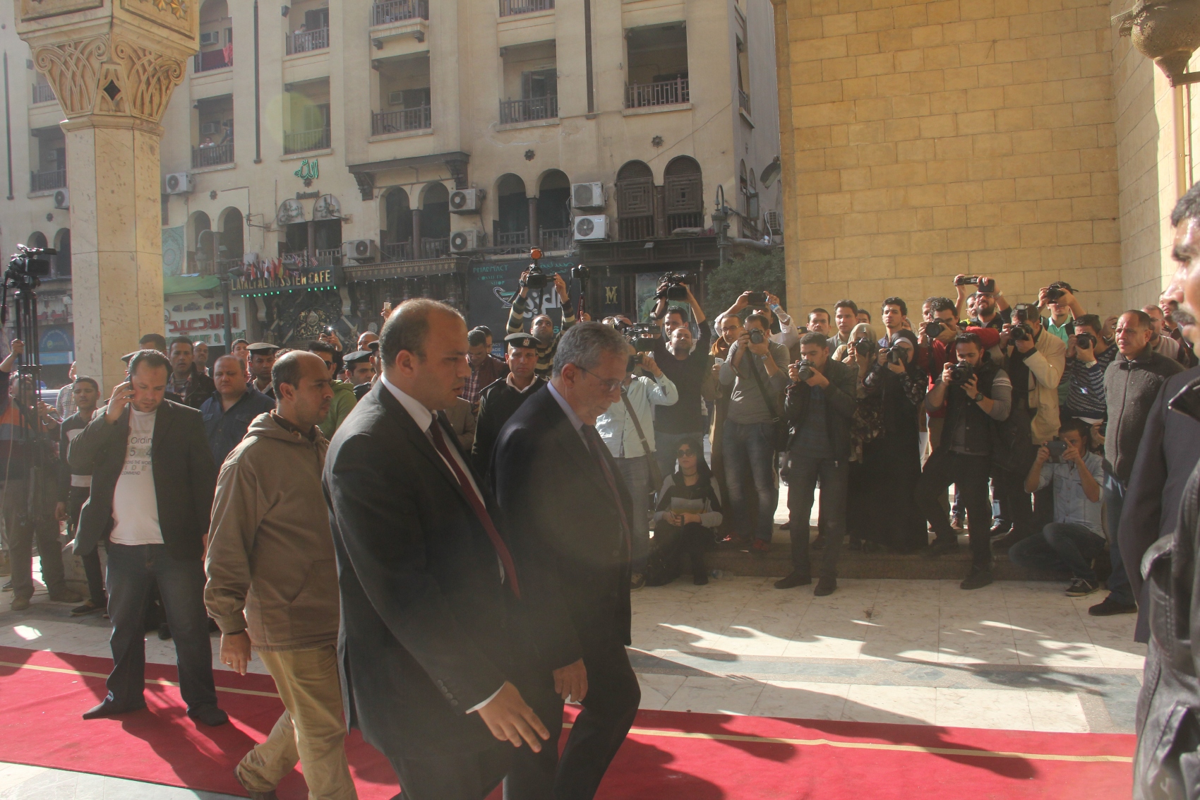 صلاة الجنازة على الراحل الكاتب الكبير محمد حسنين هيكل