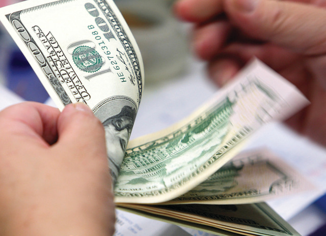 الصرافات تتعهد بالالتزام بقواعد تداول العملة الأجنبية وتهدئة الأوضاع فى سوق الصرف