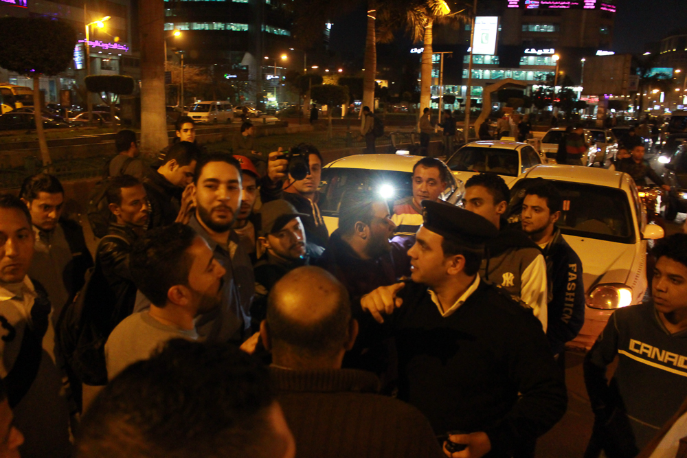 بالصور .. سائقو التاكسي ينظمون وقفة احتجاجية اعتراضا علي نشاط “اوبر” و”كريم”