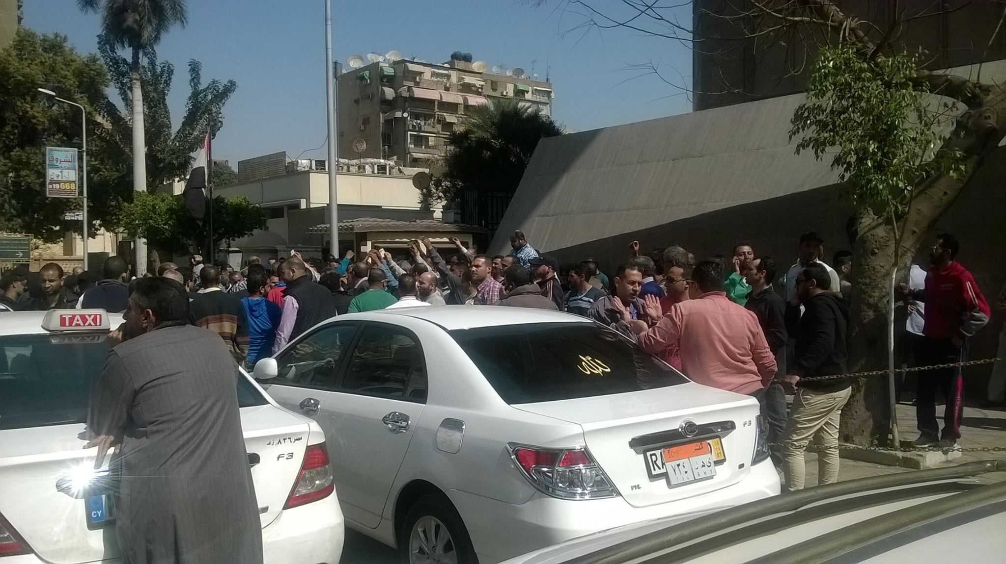 بالصور.. وقفة احتجاجية لسائقى التاكسي أمام مجلس الدولة ضد نشاط “أوبر” و”كريم”