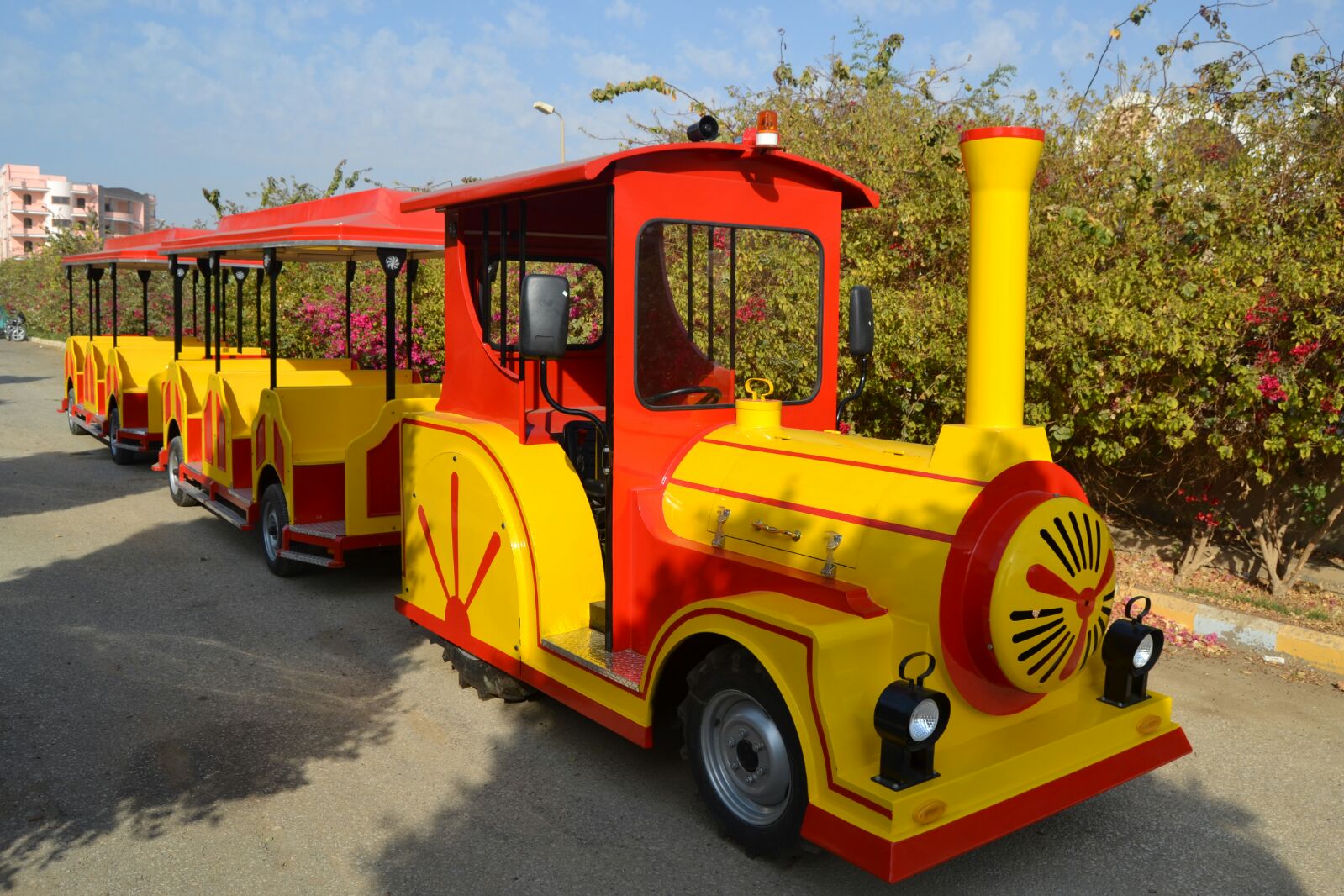 بالصور..بدء تشغيل “الطفطف” للنقل الداخلى بمدينة أسيوط الجديدة